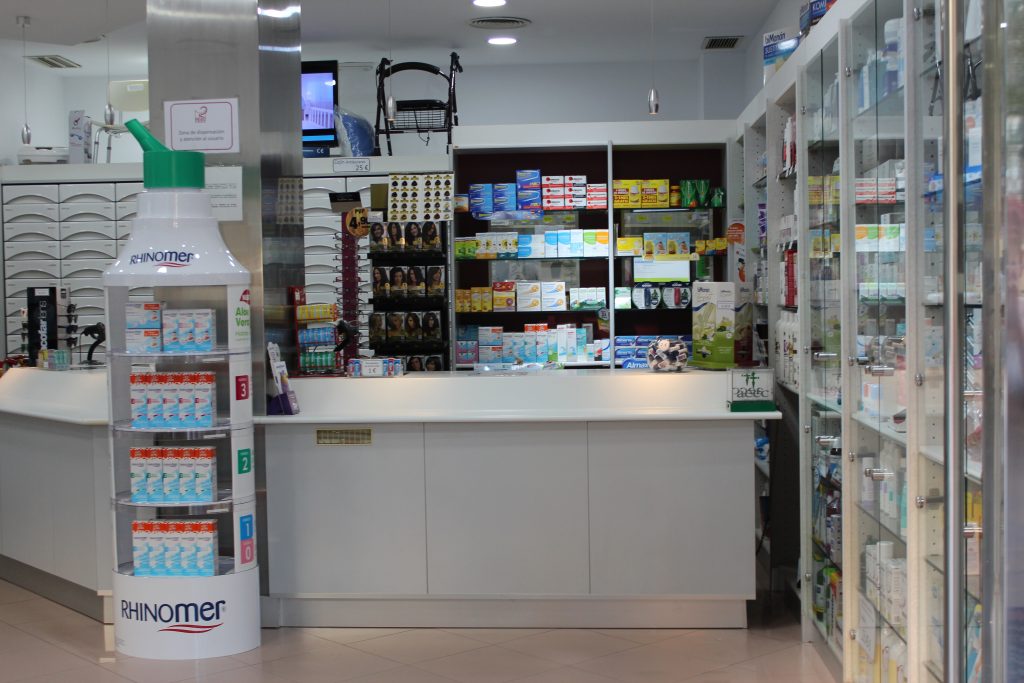 Farmacéutica preparando una fórmula magistral
